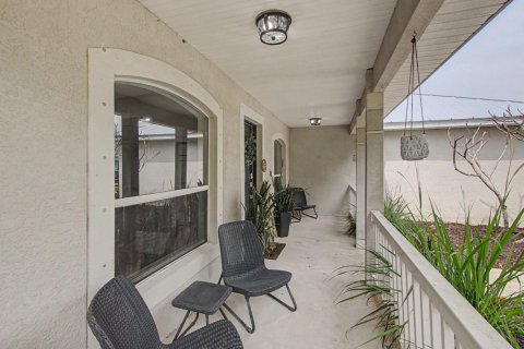 Villa ou maison à vendre à Port St. Lucie, Floride: 3 chambres, 189.06 m2 № 2260784 - photo 4