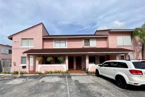 Condo in Doral, Florida, 2 bedrooms  № 1940965 - photo 1