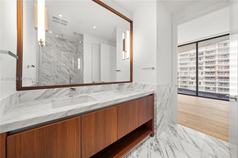 Condo in Miami, Florida, 2 bedrooms № 2256599 - photo 11