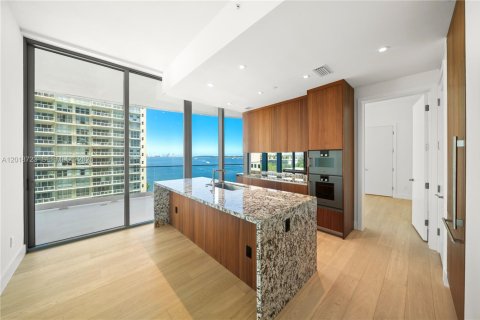 Condo in Miami, Florida, 2 bedrooms № 2256599 - photo 2