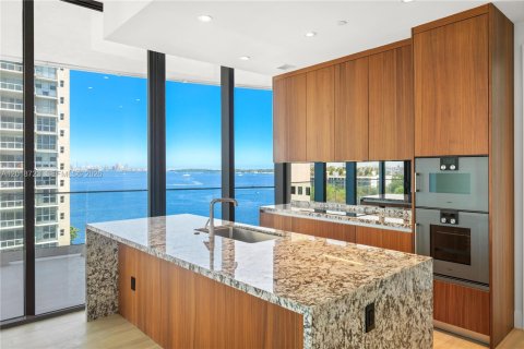 Condo in Miami, Florida, 2 bedrooms № 2256599 - photo 3