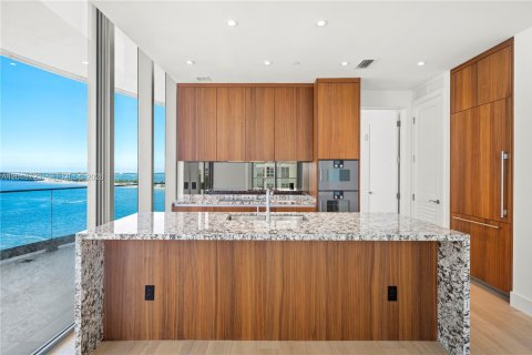 Condo in Miami, Florida, 2 bedrooms № 2256599 - photo 4