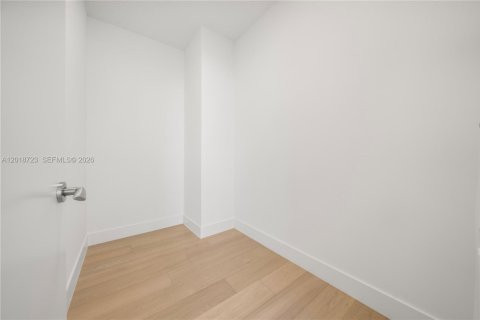 Condo in Miami, Florida, 2 bedrooms № 2256599 - photo 8