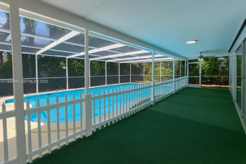 House in Miami, Florida 3 bedrooms, 114.73 sq.m. № 1992798 - photo 1