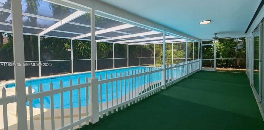 House in Miami, Florida 3 bedrooms, 114.73 sq.m. № 1992798