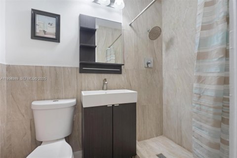 House in Miami, Florida 3 bedrooms, 114.73 sq.m. № 1992798 - photo 7