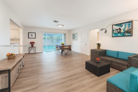 House in Miami, Florida 3 bedrooms, 114.73 sq.m. № 1992798 - photo 2