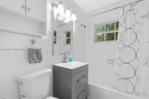 House in Miami, Florida 3 bedrooms, 114.73 sq.m. № 1992798 - photo 9