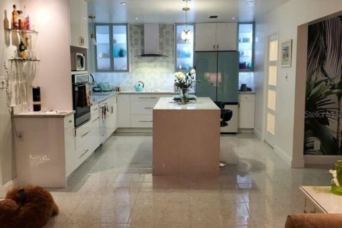 House in Temple Terrace, Florida 3 bedrooms, 190.91 sq.m. № 2212825 - photo 9