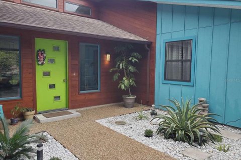 House in Temple Terrace, Florida 3 bedrooms, 190.91 sq.m. № 2212825 - photo 2