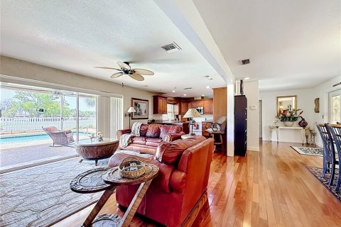 House in Seminole, Florida 3 bedrooms, 184.88 sq.m. № 2105324 - photo 12