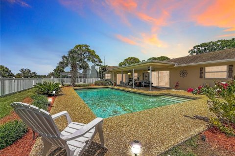 House in Seminole, Florida 3 bedrooms, 184.88 sq.m. № 2105324 - photo 2
