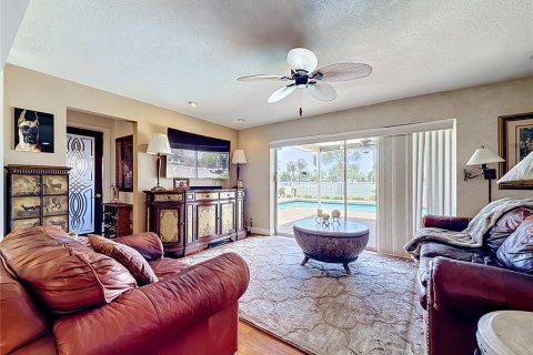 House in Seminole, Florida 3 bedrooms, 184.88 sq.m. № 2105324 - photo 10