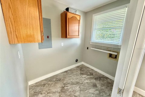 Commercial property in Orlando, Florida 5 bedrooms, 270.9 sq.m. № 1878107 - photo 15
