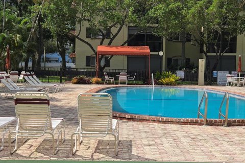 Condo in Pompano Beach, Florida, 2 bedrooms  № 2190971 - photo 15