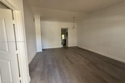 Condo in Hialeah, Florida, 3 bedrooms  № 1953122 - photo 1