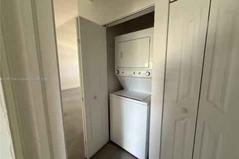 Condo in Hialeah, Florida, 3 bedrooms  № 1953122 - photo 10