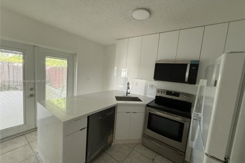 Condo in Hialeah, Florida, 3 bedrooms  № 1953122 - photo 4