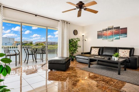 Condominio en venta en Indian Shores, Florida, 2 dormitorios, 109.62 m2 № 2220008 - foto 3