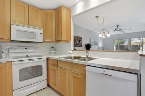 Condo in Lauderhill, Florida, 2 bedrooms  № 1715578 - photo 2