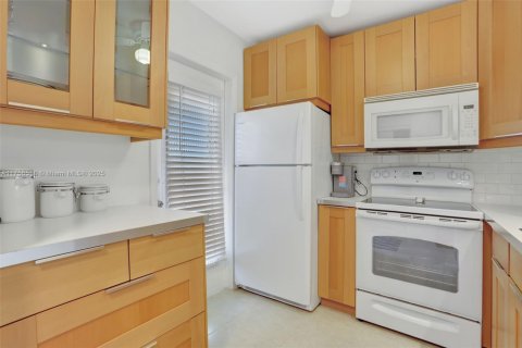 Condo in Lauderhill, Florida, 2 bedrooms  № 1715578 - photo 3
