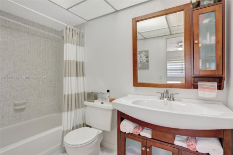 Condo in Lauderhill, Florida, 2 bedrooms  № 1715578 - photo 17