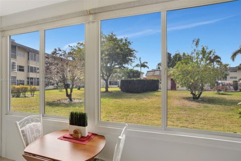 Condo in Lauderhill, Florida, 2 bedrooms  № 1715578 - photo 1