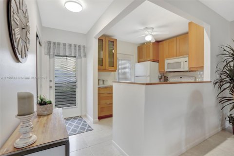 Condo in Lauderhill, Florida, 2 bedrooms  № 1715578 - photo 4