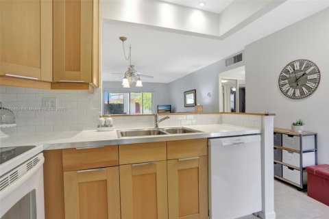 Condo in Lauderhill, Florida, 2 bedrooms  № 1715578 - photo 5