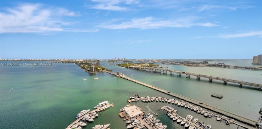 Кондоминиум с 2 спальнями в Майами, Флорида № 1963474