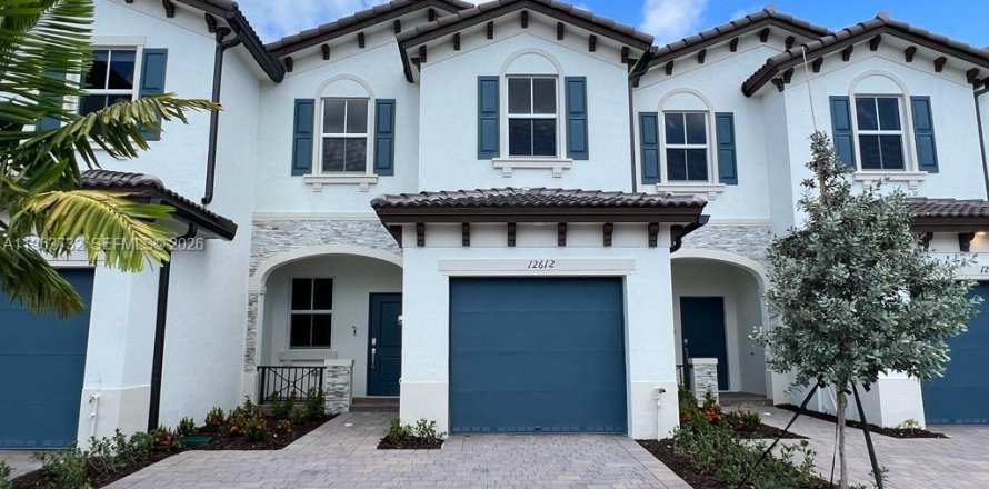 Adosado en Miami, Florida 3 dormitorios, 134.06 m2 № 2024108