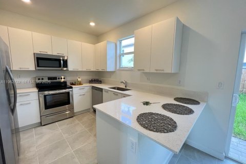 Adosado en alquiler en Miami, Florida, 3 dormitorios, 134.06 m2 № 2024108 - foto 3