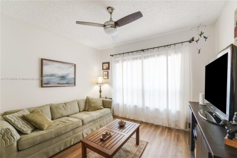 House in Miami, Florida 3 bedrooms, 114.64 sq.m. № 1489976 - photo 19