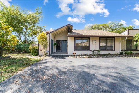 House in Miami, Florida 3 bedrooms, 114.64 sq.m. № 1489976 - photo 1