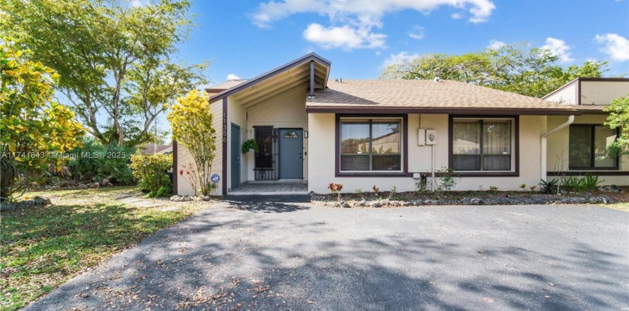 House in Miami, Florida 3 bedrooms, 114.64 sq.m. № 1489976