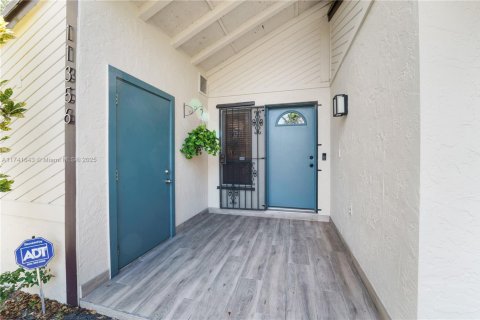 House in Miami, Florida 3 bedrooms, 114.64 sq.m. № 1489976 - photo 2