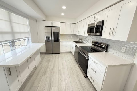 Condo in Pompano Beach, Florida, 3 bedrooms  № 1893356 - photo 3