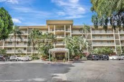 Condo in Pompano Beach, Florida, 3 bedrooms  № 1893356 - photo 1
