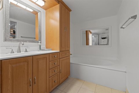 Townhouse in Boca Raton, Florida 2 bedrooms, 126.25 sq.m. № 1863720 - photo 18