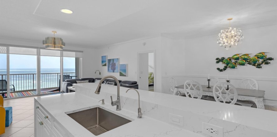 Condominio en Hutchinson Island South, Florida, 3 dormitorios № 2087361