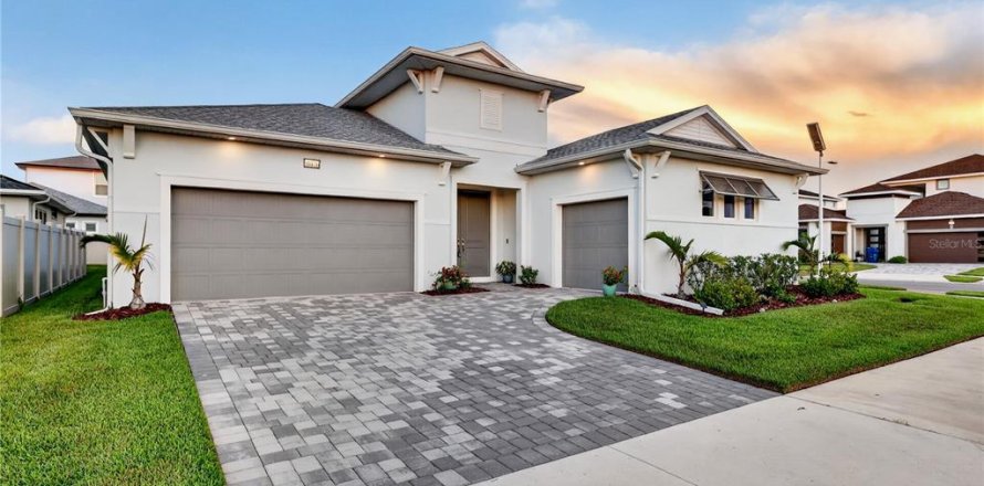 House in San Antonio, Florida 4 bedrooms, 220.18 sq.m. № 2329265