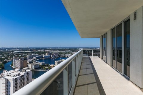 Condo in Hallandale Beach, Florida, 2 bedrooms  № 1584905 - photo 20