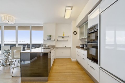 Condo in Hallandale Beach, Florida, 2 bedrooms  № 1584905 - photo 11