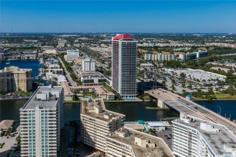 Condo in Hallandale Beach, Florida, 2 bedrooms  № 1584905 - photo 23