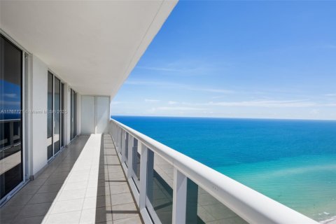 Condo in Hallandale Beach, Florida, 2 bedrooms  № 1584905 - photo 21