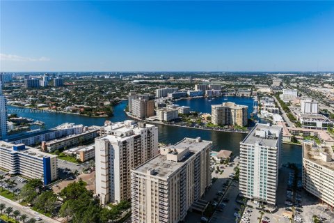 Condo in Hallandale Beach, Florida, 2 bedrooms  № 1584905 - photo 19