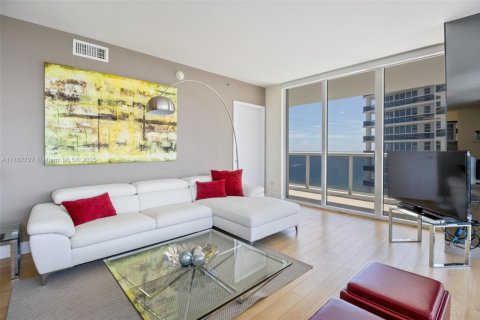 Condominio en alquiler en Hallandale Beach, Florida, 2 dormitorios, 135.45 m2 № 1584905 - foto 1