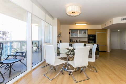 Condo in Hallandale Beach, Florida, 2 bedrooms  № 1584905 - photo 9
