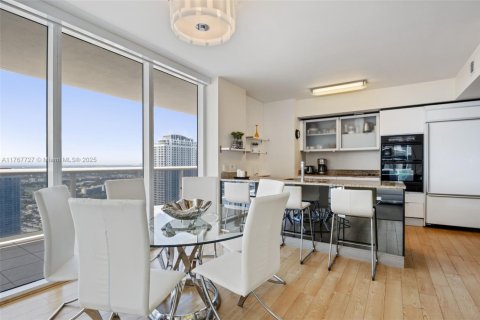 Condo in Hallandale Beach, Florida, 2 bedrooms  № 1584905 - photo 8