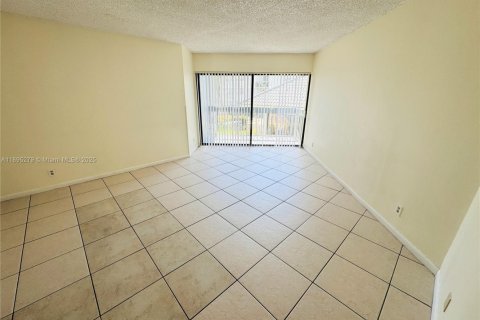 Condo in West Palm Beach, Florida, 1 bedroom  № 1947587 - photo 2